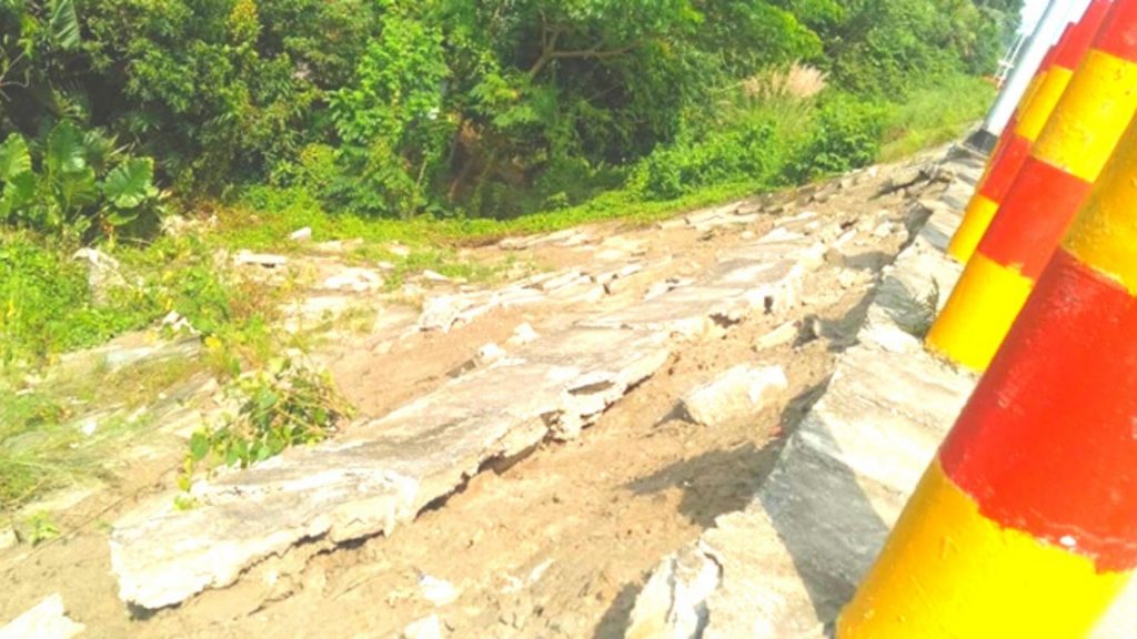 খসে পড়ছে ভগ্নপ্রায় অভয়নগরের ভৈরব সেতুর গাইড ওয়াল