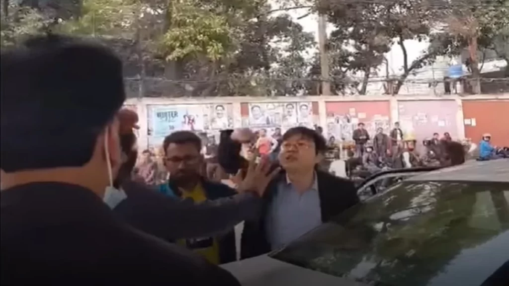 ট্রাফিক পুলিশকে লক্ষ্য করে বিদেশির টাকা ছুড়ে মারল কেন?