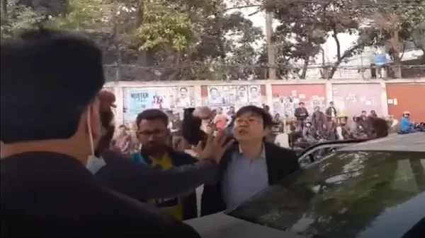 ট্রাফিক পুলিশকে লক্ষ্য করে বিদেশির টাকা ছুড়ে মারল কেন?