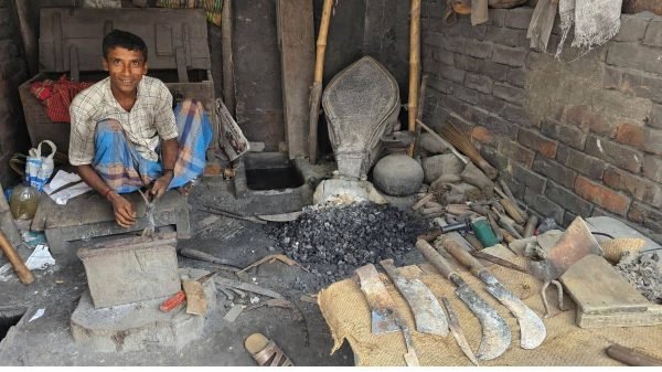 অভয়নগরের বিভিন্ন স্থানের কামারশালার কারিগররা
