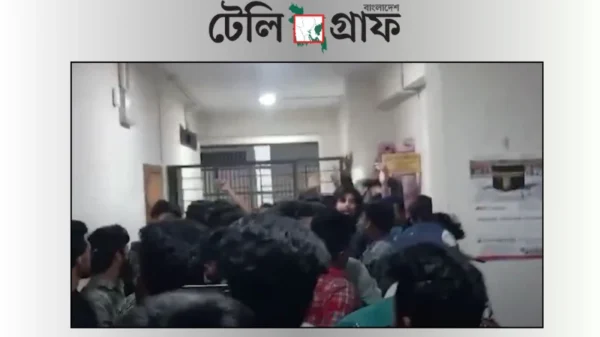 তিন ছাত্র আটকের ঘটনায় উত্তরা থানায় বৈষম্যবিরোধীদের হামলা, আহত পুলিশ সদস্য