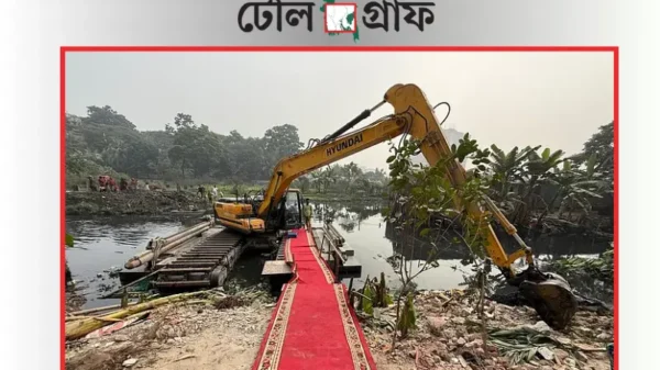 ঢাকার ছয় খাল সংস্কারের উদ্বোধন, লাল গালিচায় হেঁটে খালে নামলেন উপদেষ্টারা