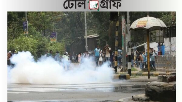 জবি শিক্ষার্থীদের লংমার্চে পুলিশের টিয়ার গ্যাস, আহত অন্তত ৫০ জন