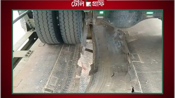 কুড়িগ্রাম সোনাহাট সেতুর পাটাতন ভেঙে স্থলবন্দরের যান চলাচল বন্ধ