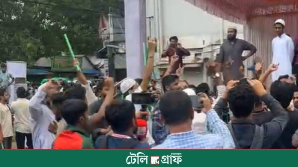 গোপালগঞ্জ পৌর পার্কে এনসিপি সমাবেশে আওয়ামীলীগের অতর্কিত হামলা: মঞ্চ ভাঙচুর, দেশীয় অস্ত্র নিয়ে ধাওয়া ও ককটেল নিক্ষেপ