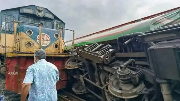 লালমনিরহাটে দুই ট্রেনের মুখোমুখি সংঘর্ষ