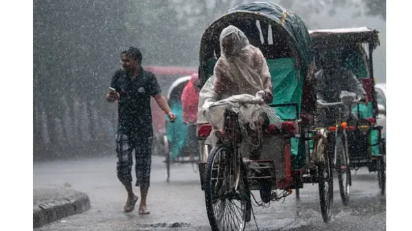 রাজধানীসহ সারাদেশে বৃষ্টি, তাপমাত্রা কমেছে; আরও কয়েকদিন ভারী বর্ষণের পূর্বাভাস