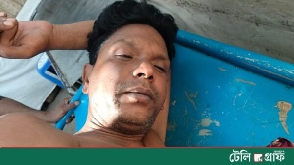 বাঘারপাড়ায় চাঁদা না দেওয়ায় দপ্তরিকে ছুরিকাঘাত