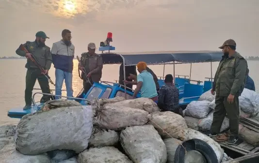 শ্যামনগরে পাচারের সময় ১ হাজার ৬শ কেজি শামুক-ঝিনুক উদ্ধার, আটক-১