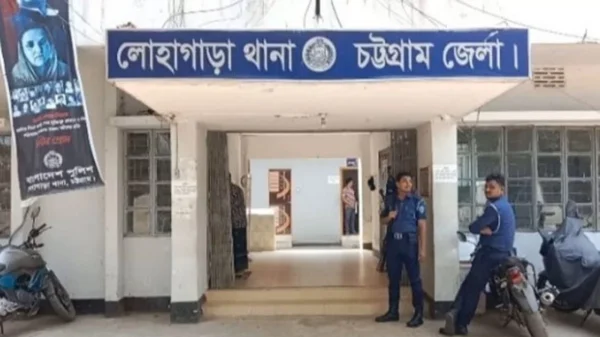 লোহাগাড়া থানা থেকে লুট হওয়া অধিকাংশ অস্ত্র এখনো উদ্ধারহীন, নির্বাচন নিয়ে বাড়ছে উদ্বেগ