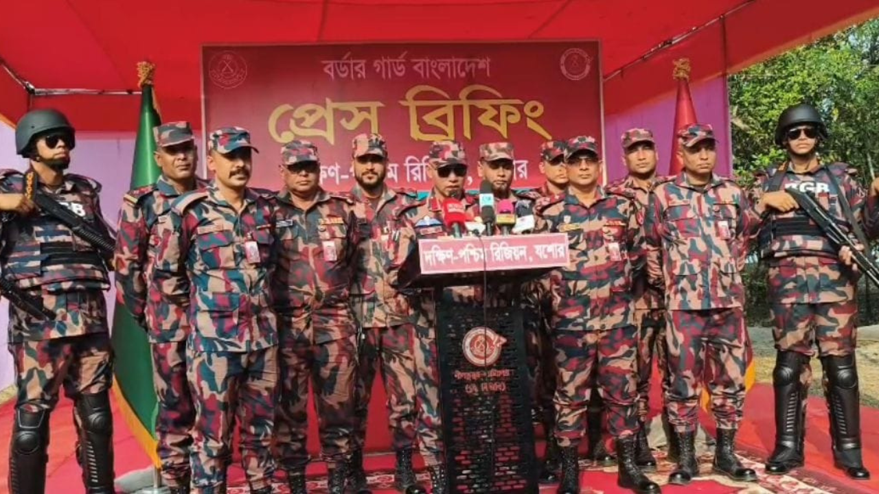 নীলডুমুর ব্যাটালিয়ন (১৭ বিজিবি)’র প্রধান কার্যালয়ে গ্রাউন্ডে এক সংবাদ সম্মেলনে ব্যাটালিয়ন অধিনায়ক লেফটেন্যান্ট কর্নেল শাহারিয়ার রাজীব