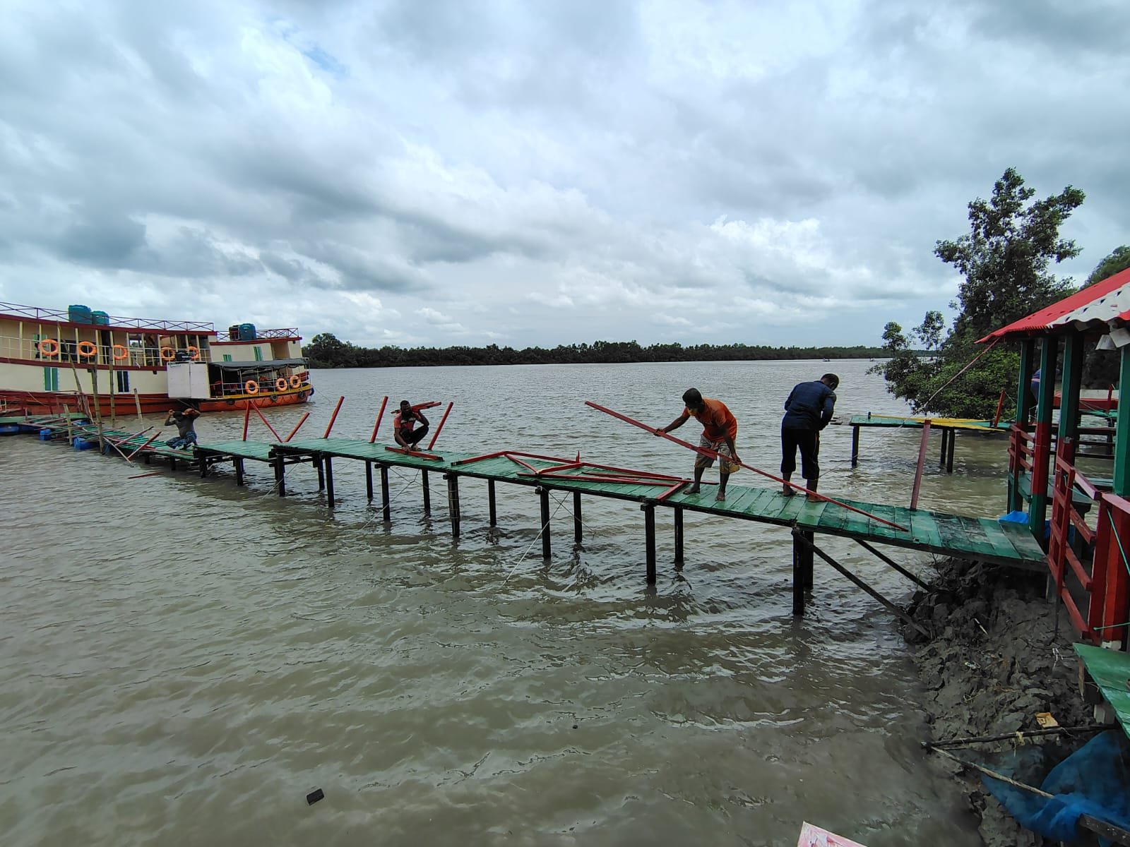 Shyamnagar administration demolishes illegal structures on Malancha River Shyamnagar administration demolishes illegal structures on Malancha River