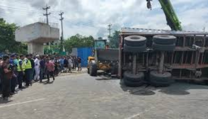 Four killed as lorry overturns on Dhaka-Chattogram highway Four killed as lorry overturns on Dhaka-Chattogram highway