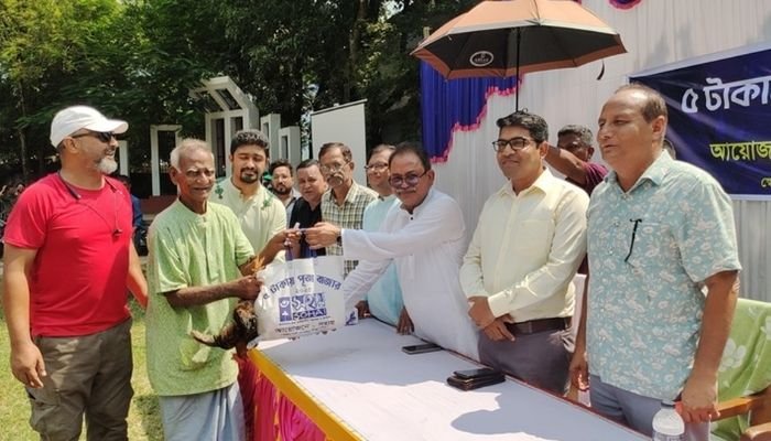 Tk 5 “Puja Bazaar” brings joy to 300 poor Hindu families in Thakurgaon