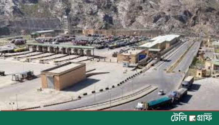 Pakistan Closes Border Crossings After Deadly Clash with Afghanistan Pakistan Closes Border Crossings After Deadly Clash with Afghanistan