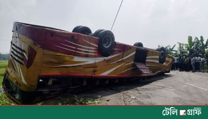 1 Dead, 10 Injured as Passenger Bus Falls into Ditch in Faridpur 1 Dead, 10 Injured as Passenger Bus Falls into Ditch in Faridpur