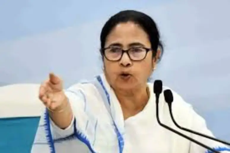 Mamata Banerjee Accuses BSF of 'Pushing Indian Citizens into Bangladesh', Calls for State Police Action.